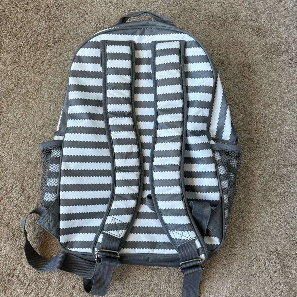 Thirty One Hostess Exclusive Grey Wave Patter Backpack - Picture 4 of 7